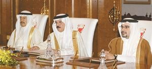 الملك حمد بن عيسى مترئسا جلسة مجلس الوزراء بحضور ولي العهد الامير سلمان بن حمد ورئيس الحكومة الامير خليفة بن سلمان 						بنا﻿