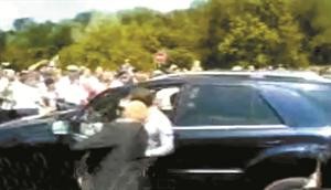 ﻿فيديو للرئيس الروسي بعد خروجه من السيارة دون ان يوقفها﻿