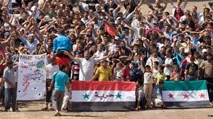 ﻿لاجئون سوريون يتظاهرون في مخيم يايلاداغي في تركيا امس	 اپ﻿