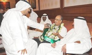 محمد الخطيب يتحدث للزميل مبارك الخالدي﻿