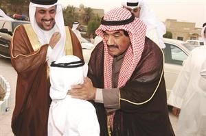 ﻿سمو رئيس الوزراء الشيخ ناصر المحمد في لفتة ابوية مع احد الاطفال﻿