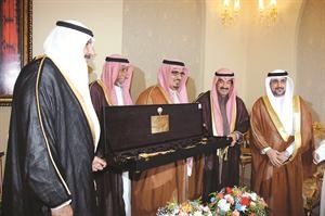 ﻿هدية تذكارية لسمو رئيس الوزراء الشيخ ناصر المحمد من ابن شبعان﻿