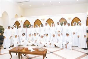 ﻿حمد عبدالعزيز المخيزيم متوسطا الاصدقاء والزملاء في لقطة تذكارية﻿