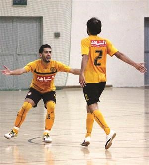 نجم القادسية حمزة اشكناني يحتفل باحد الاهداف﻿