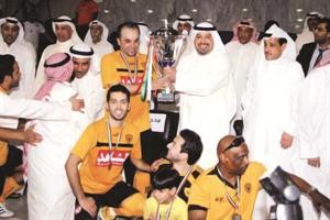 رئيس اتحاد كرة القدم الشيخ طلال الفهد يسلم كاس الاتحاد لكرة الصالات لكابتن القادسية مشاري النكاس﻿