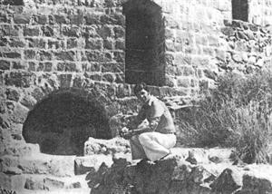 الرسام زياد الظاهر امام بركة علي الظاهر على شاطئ بحيرة طبريا