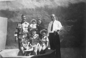 هيثم صنديد مع الوالد والوالدة والاخوة في مسكنهم بالمرقاب عام 1953