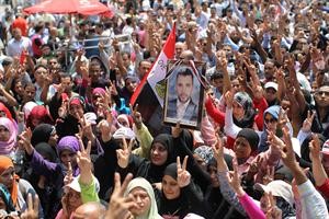 عشرات المشاركين في جمعة القصاص والوفاء لشهداء الثورة في ميدان التحرير امس	افپ﻿
