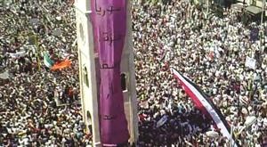 صورة ماخوذة عن الانترنت لحشود من المتظاهرين ضد النظام في ساحة العاصي في حماة امس افپ﻿