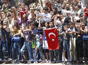 لاجئون سوريون شاركوا في مظاهرات الجمعة في مخيمهم بتركيا 	روتيرز﻿