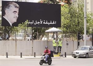 صورة كبيرة تحمل شعار الحقيقة لاجل لبنان بعد يوم من صدور القرار الاتهامي 	افپ﻿