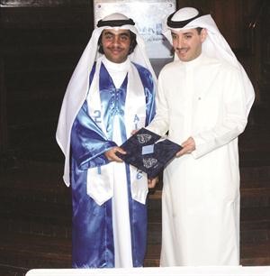 النائب صالح الملا مكرما احد الخريجين﻿