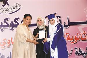 الشيخة شيخة العبدالله تكرم احدى الخريجات﻿