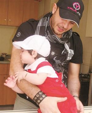 احمد الشريف مع ابنه﻿