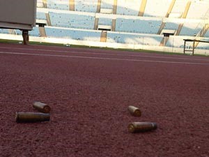 رصاصات على ارضية الملعب بعد محاولات امنية للتعامل مع الموقف باطلاق الرصاص في الهواء