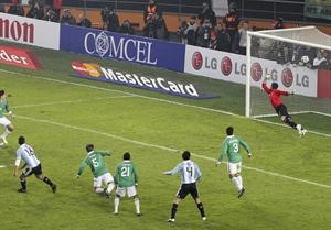 تسديدة الارجنتيني دييغو فورلان في طريقها لهز شباك بوليفيا رويترز
