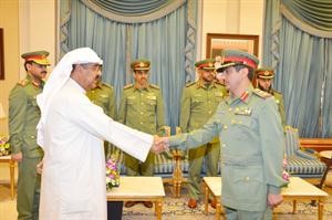 الشيخ مشعل الاحمد مهنئا احد الضباط بترقيته
