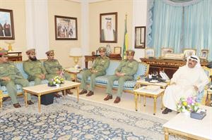 الشيخ مشعل الاحمد خلال استقباله عددا من ضباط الحرس الوطني المرقين الى رتبة عقيد
