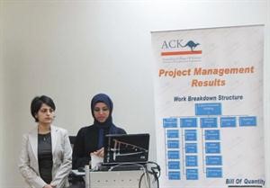 طالبتان مشاركتان في المعرض