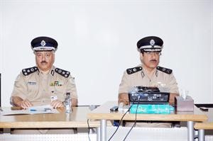 اللواء انور الياسين والعميد خالد الصقعبي خلال الاجتماع التنويري﻿