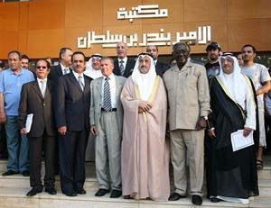 سامي النصف مع عدد من اعضاء الوفد الكويتي