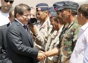 وزير الخارجية التركي احمد داود اوغلو لدى وصوله الى بنغازي فيما يمثل اعترافا بالمجلس الانتقالي﻿