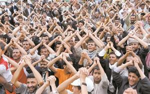 معارضون للرئيس اليمني علي عبدالله صالح خلال تظاهرة لهم في صنعاء امس 	اپ﻿