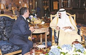 خادم الحرمين الشريفين الملك عبدالله بن عبدالعزيز مستقبلا العاهل الاردني الملك عبدالله الثاني في جدة امس واس