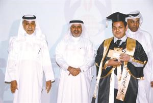 احد المتفوقين يتسلم جائزته﻿