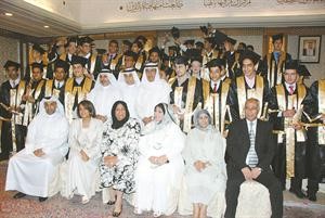فهد الغيص وعبدالله القندي وعبدالله الصايغ واداريو الاخلاص مع الطلبة المتفوقين في لقطة تذكارية﻿