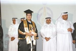 فواز غلوم يتسلم تكريمه﻿