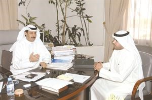 محمد العازمي متحدثا للزميل عبدالكريم العبدالله﻿