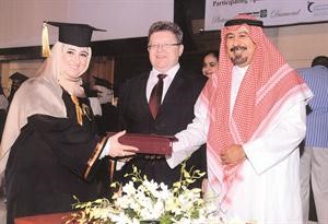 الشيخ دمحمد الصباح مكرما ليلى ربيع النومس بحضور عميد الكلية﻿