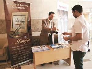 توزيع البروشورات للتوعية بامراض الروماتيزم
