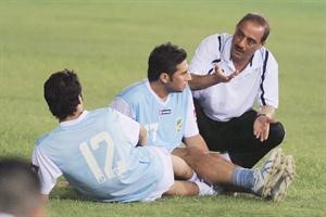 محمد كرم يعطي توجيهاته لنهير الشمري قبل انطلاق التدريبات