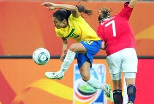البرازيلية مارتا تسيطر على الكرة افپ
