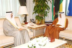 سمو ولي العهد الشيخ نواف الاحمد خلال لقائه الشيخ محمد الخالد﻿