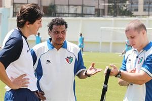 مشاورات بين اعضاء الجهاز الفني
