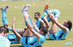 جانب من تدريبات المنتخب في معسكر بيروت عدنان الحاج علي
