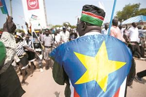 رجل يرتدي علم جنوب السودان خلال احتفال في جوبا بقرب اعلان الدولة الجديدة	افپ﻿