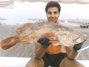 احمد الخليفة مع صيده المفضل الهامور﻿