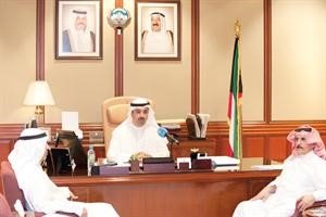 علي الراشد والشيخ محمد السلمان والمستشار فيصل الصرعاوي خلال اللقاء
