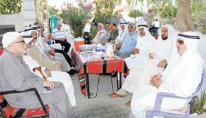 رواد ديوانية الحسينان في رويسات صوفر يتبادلون الاحاديث الودية