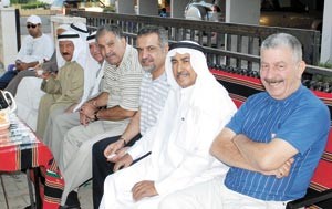 جانب من الحضور في ديوانية الحسينان محمود الطويل