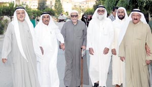 سالم الحسينان مرحبا بضيوف ديوانيته
