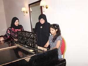 اثناء اختبارت التربية الموسيقية وتبدو رئيسة اللجنة بدرية الخالدي﻿