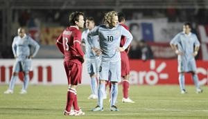 مهاجم اوروغواي دييغو فورلان غاضب من نتيجة التعادل امام بيرو رويترز
