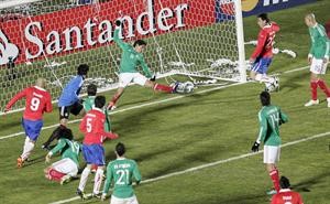 كرة لاعب تشيلي ايستيبان باريديس في طريقها لهز شباك المكسيك اپ
