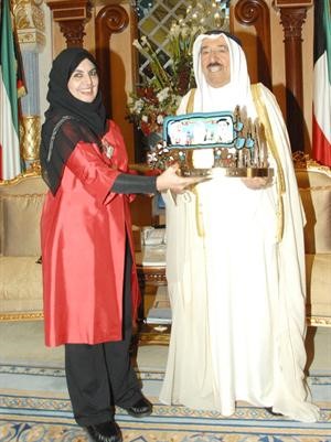 صاحب السمو يتسلم درعا تذكارية من دسميرة عبداللطيف
