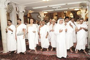 الوفد المرافق لسمو رئيس الوزراء خلال تادية مناسك العمرة
